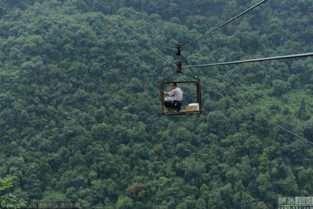 Kebiasaan Berbahaya Warga Desa di Atas Awan Kebiasaan Berbahaya Warga Desa di Atas Awan