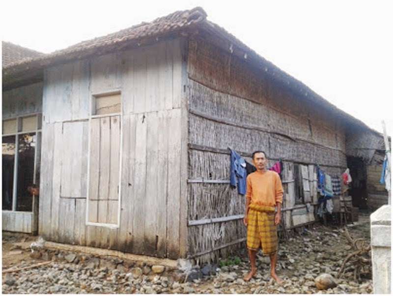 Mimpi Sederhana Penjual Sosis, Perbaiki Rumah Reyotnya