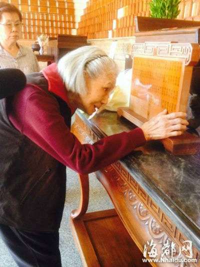 77 Tahun Menunggu Suami