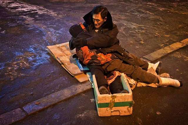 Mengharukan, Pria Peluk Jasad Istri Selama 2 Jam