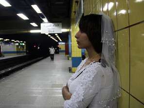 Disebut Perawan Tua, Samah Keliling Kota Pakai Gaun Pengantin