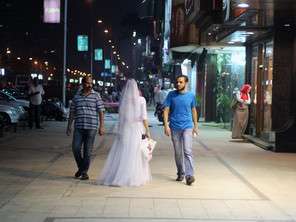 Disebut Perawan Tua, Samah Keliling Kota Pakai Gaun Pengantin