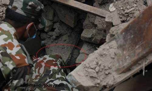 Tangisan Selamatkan Bayi dari Puing Gempa Nepal