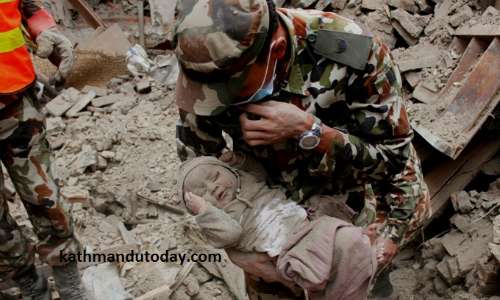 Tangisan Selamatkan Bayi dari Puing Gempa Nepal