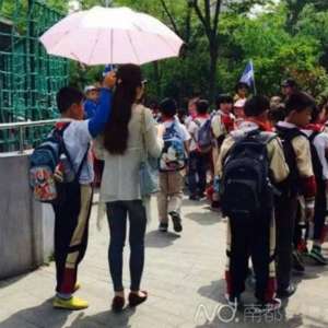 Heboh, Guru Jadikan Murid Ojek Payung Pribadi