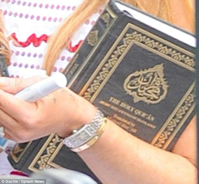 Genggam Quran, Lindsay Lohan Mantap Masuk Islam?