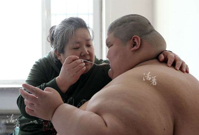 Kisah Haru Janda 20 Tahun Rawat Anak Kembar Obesitas dan Autis
