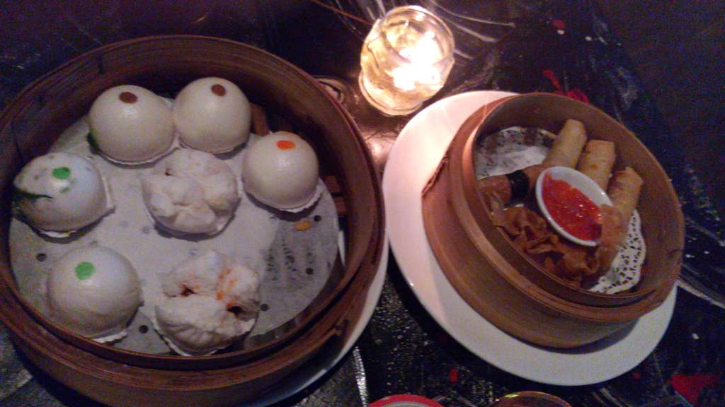 Qi Lounge: Serunya Makan Mie Terbang