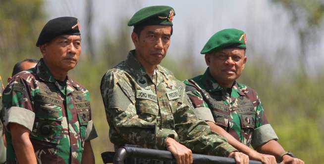 Berkostum Tentara, Jokowi Ajak Muhammadiyah Lawan Mafia