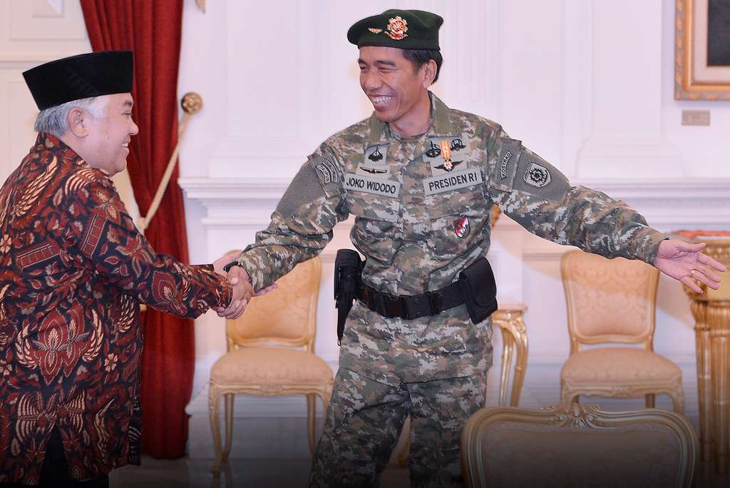 Berkostum Tentara, Jokowi Ajak Muhammadiyah Lawan Mafia