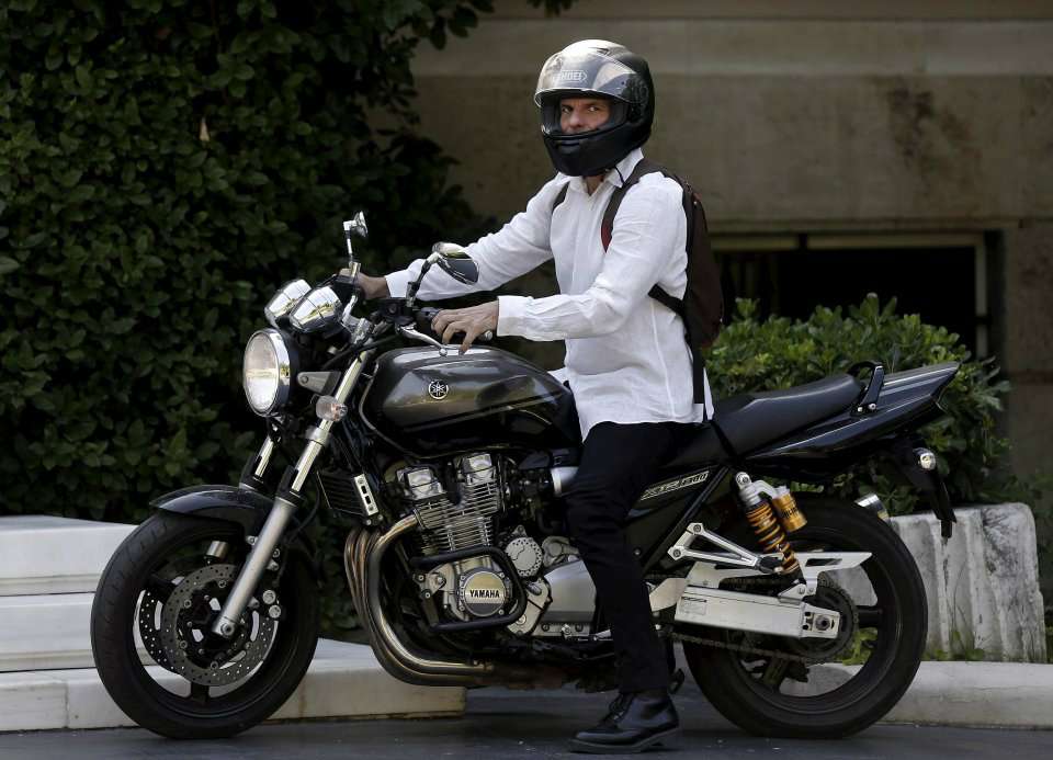 Menteri Nyentrik, ke Kantor Pakai Sepeda Motor