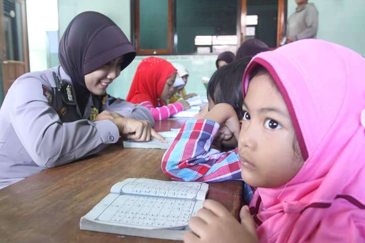 Ngabuburit, Polwan-polwan Cantik Jadi Guru Ngaji