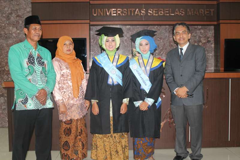 Mahasiswi Kembar Lulus Cumlaude IPK Kembar