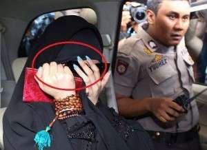 Kala Artis AA Mendadak Bercadar Saat Hadiri Persidangan