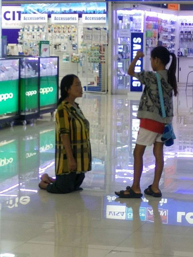 Ibu Berlutut kepada Anaknya karena Tidak Bisa Belikan Iphone Ibu Berlutut kepada Anaknya karena Tidak Bisa Belikan Iphone