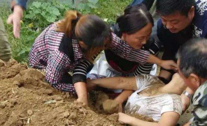 Hanya Karena Halangi Truk, Wanita Dikubur Hidup-Hidup