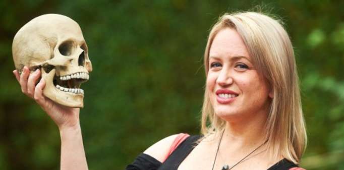 Mengerikan, Artis Ini Bersin Bersama dengan Tulang Hidungnya