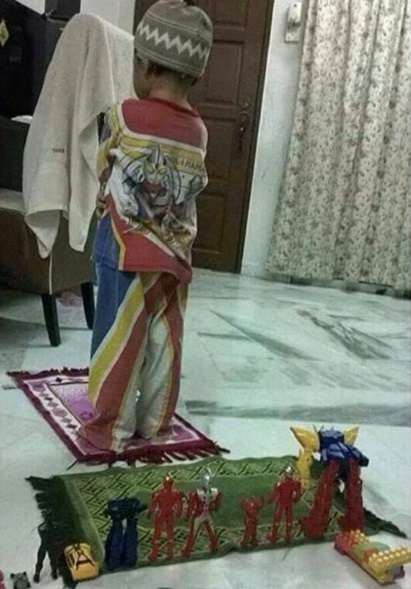 Kocaknya Bocah Jadi Imam Salat Ultraman