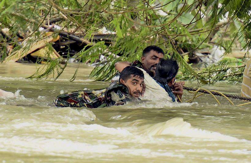 Aksi Dermawan Shah Rukh Khan Sumbang Korban Banjir Rp 2 M