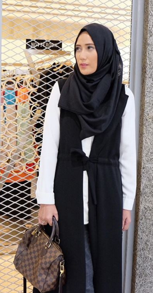 Rani Hatta: Inspirasi Outer Hijab Nan Maskulin