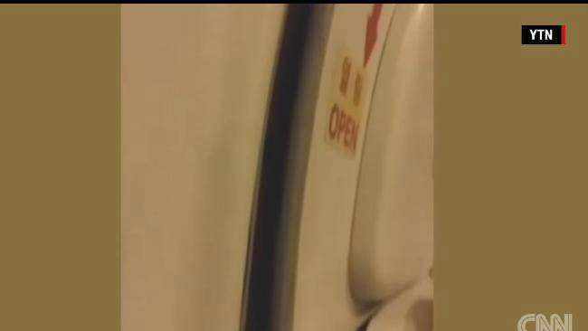 Pintu Terbuka di Udara, Pesawat JinAir Mendarat Darurat