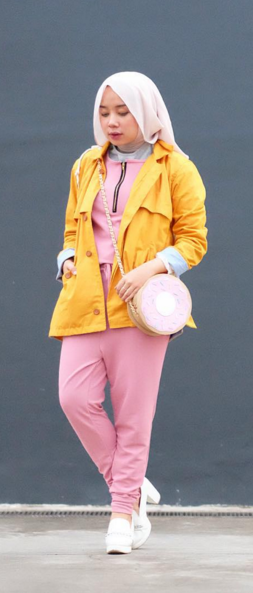 Warna Cerah untuk Outfit Saat Weekend
