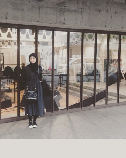 Irma Sarijoeda: Gaya Cantik Hijaber Dengan Sneaker