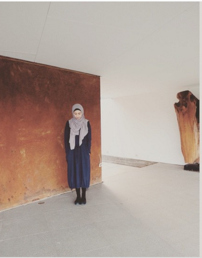 Irma Sarijoeda: Gaya Cantik Hijaber Dengan Sneaker