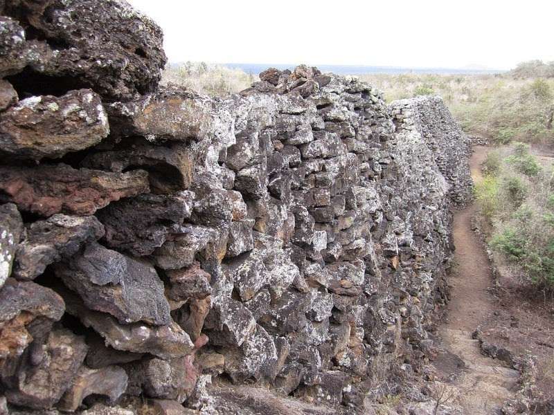 Cerita Tragis Dibalik Tembok Air Mata Kepulauan Galapagos