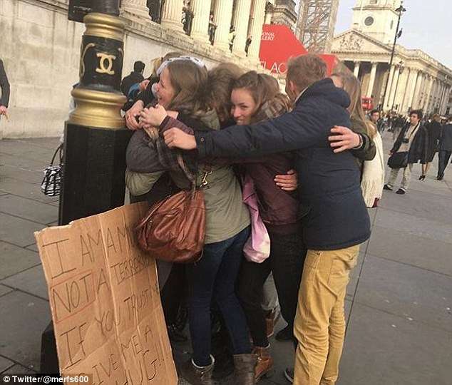 Aksi Muslimah London Lawan Anti-Islam Lewat Pelukan