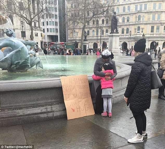 Aksi Muslimah London Lawan Anti-Islam Lewat Pelukan