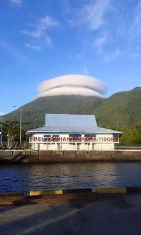 Heboh Fenomena Awan Tersangkut di Gunung Tidore Heboh Fenomena Awan Tersangkut di Gunung Tidore