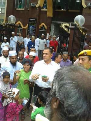 Heboh Bagi-bagi Duit Setelah Salat Jumat Heboh Bagi-bagi Duit Setelah Salat Jumat