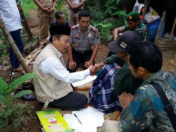 Mengharukan, Pemulung Banjarnegara Menikah di Gubuk Mungil