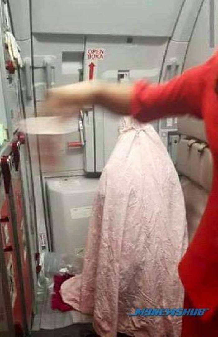 Foto Pramugari AirAsia Salat di Pesawat Bikin Haru Foto Pramugari AirAsia Salat di Pesawat Bikin Haru