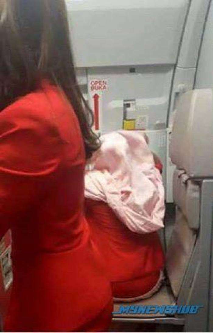 Foto Pramugari AirAsia Salat di Pesawat Bikin Haru Foto Pramugari AirAsia Salat di Pesawat Bikin Haru