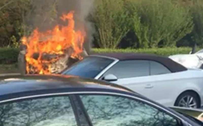 Suami Tewas Demi Selamatkan Istri dari Mobil yang Terbakar Suami Tewas Demi Selamatkan Istri dari Mobil yang Terbakar