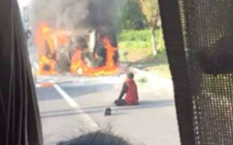 Suami Tewas Demi Selamatkan Istri dari Mobil yang Terbakar Suami Tewas Demi Selamatkan Istri dari Mobil yang Terbakar