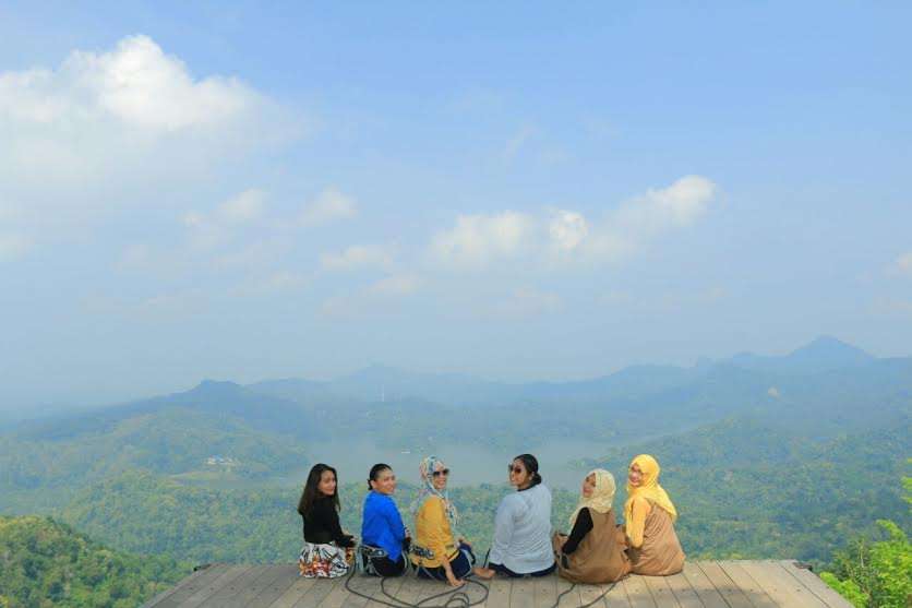 Indahnya Kalibiru dari Atas Menara Pandang