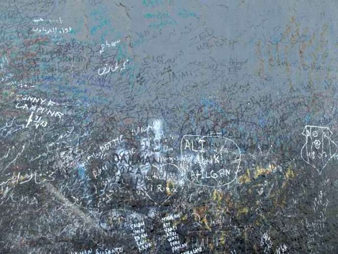 Memalukan! 3 Aksi Vandalisme Turis Indonesia di Luar Negeri Memalukan! 3 Aksi Vandalisme Turis Indonesia di Luar Negeri