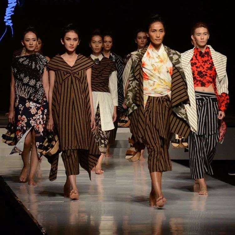 Kombinasi Floral dan Batik Lurik dari Lulu Lutfi Labibi