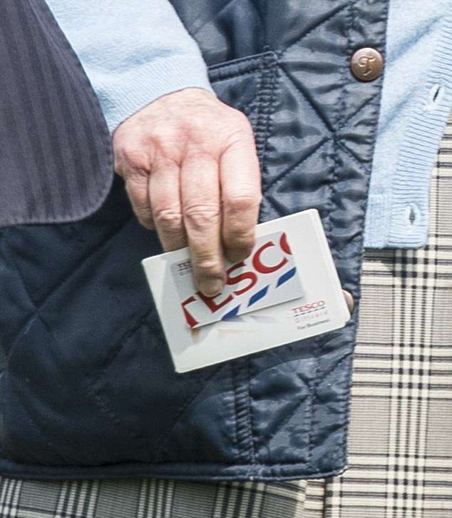 Ekspresi Ratu Inggris Saat Menangkan Voucher Belanja