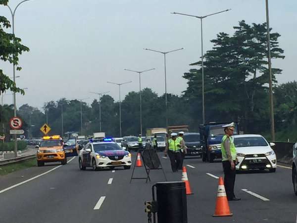 JPO Roboh di Tol BSD KM 8, Lalin Padat JPO Roboh di Tol BSD KM 8, Lalin Padat