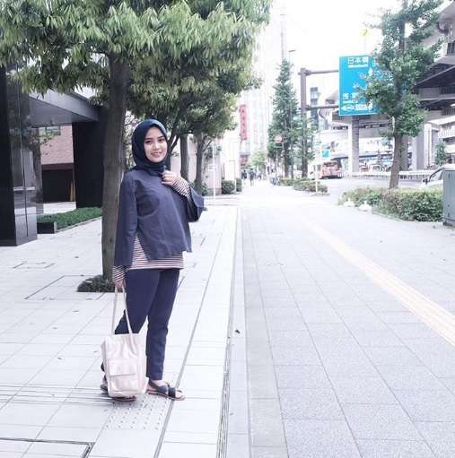Inspirasi Busana Kasual untuk Liburan ala Restu Anggraini
