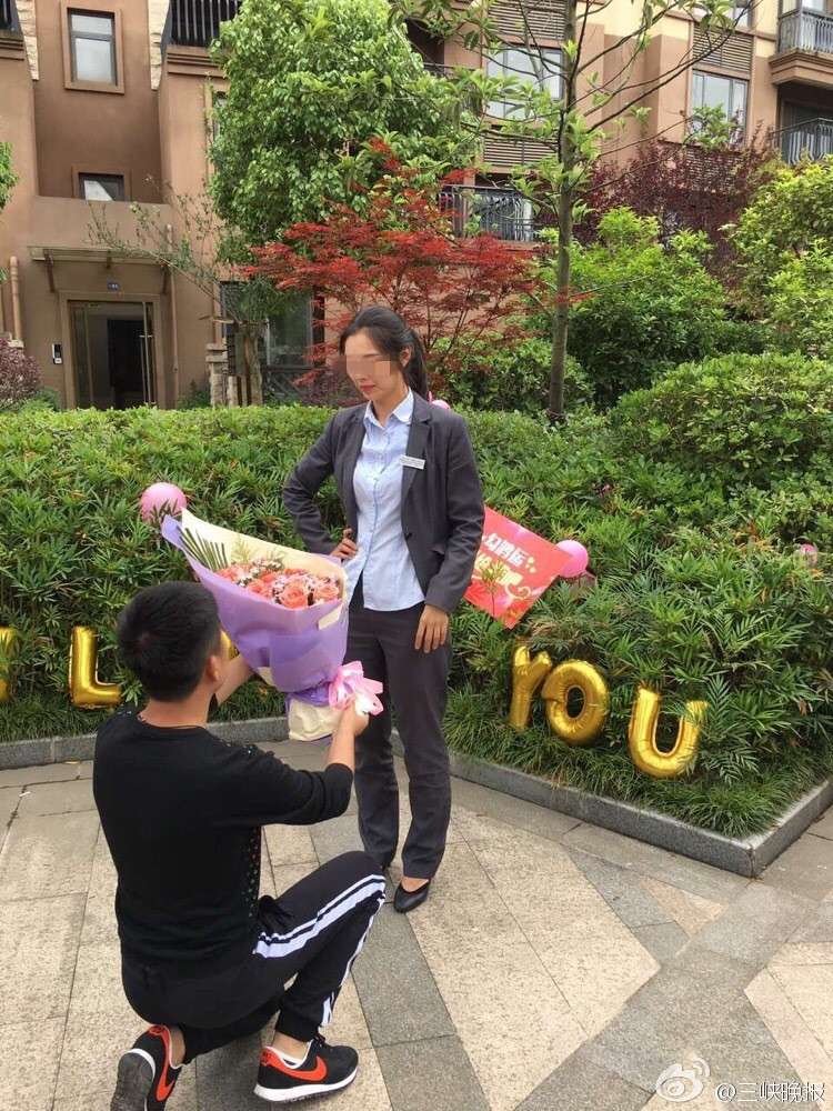 Melamar Kekasih Naik Paralayang dan Tersangkut, Diterima?