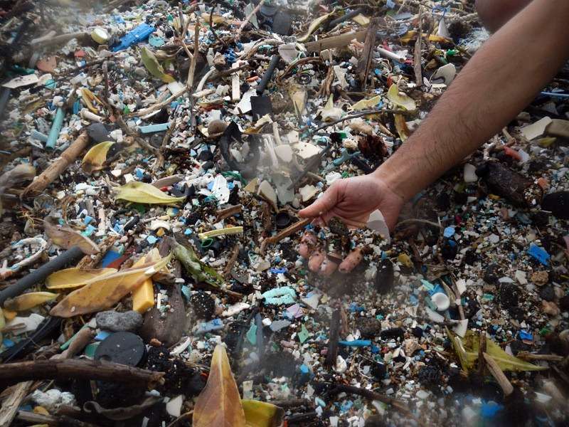 Miris, Pantai Indah Menjelma Jadi Tempat Sampah Raksasa