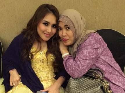 Ayu Ting Ting dan Ibunda, Umi Kulsum