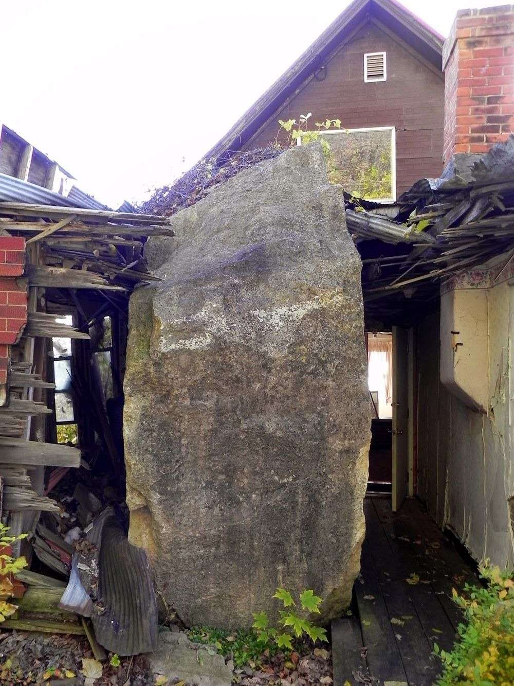 Tertimpa Batu 55 Ton, Rumah Ini Malah Dikagumi Wisatawan