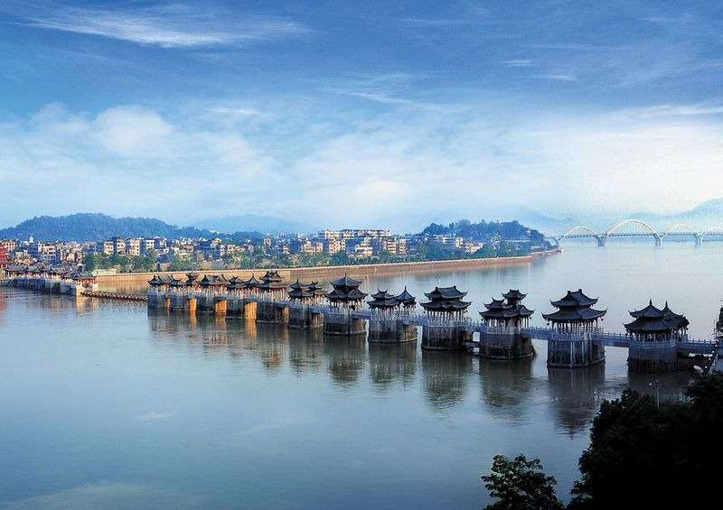 Destinasi Mengagumkan, Perahu Terapung Membentuk Jembatan