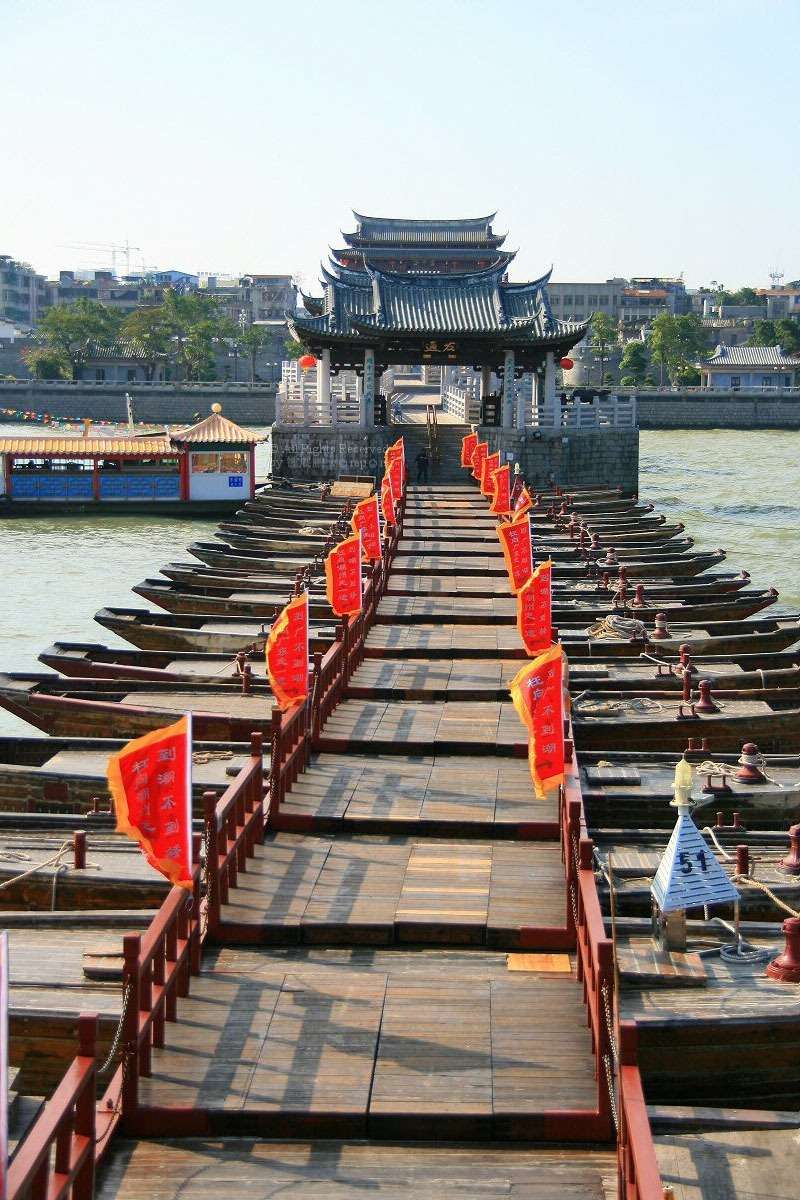 Destinasi Mengagumkan, Perahu Terapung Membentuk Jembatan